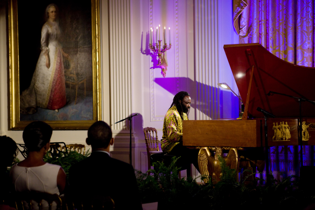 Pratt playing the White House in 2009. Not your usual P-Bar hanger on.